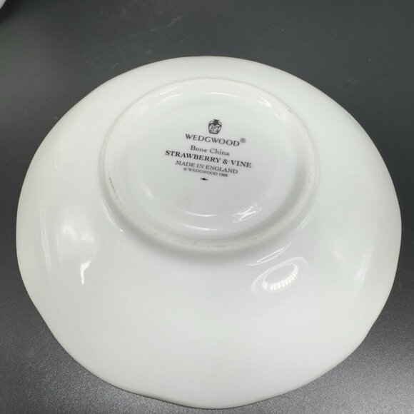 Wedgewood White Bone China Teacup Saucer Set Strawberry & Vine Pattern England - Picture 11 of 14